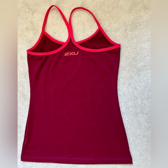 2XU tank with Y back straps - Picture 2 of 2